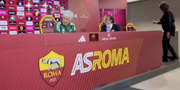 Un gatto interrompe la conferenza di Gasperini: il curioso siparietto a Trigoria