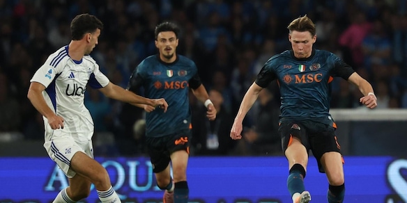 Conte fermato da Fabregas, Milinkovic-Savic para un rigore a Morata: pari Napoli, la Roma sogna il sorpasso