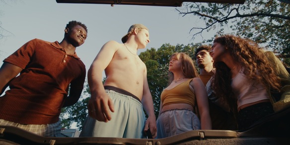 Last Swim: dal 15 novembre su RAIPLAY arriva il film d’esordio di Sasha Nathwani