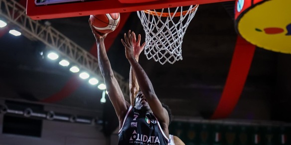 Serie A, la Virtus Bologna sbanca Varese e vola in testa