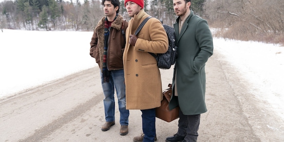 I Jonas Brothers cercano di tornare a casa per Natale nel trailer di A Very Jonas Christmas Movie