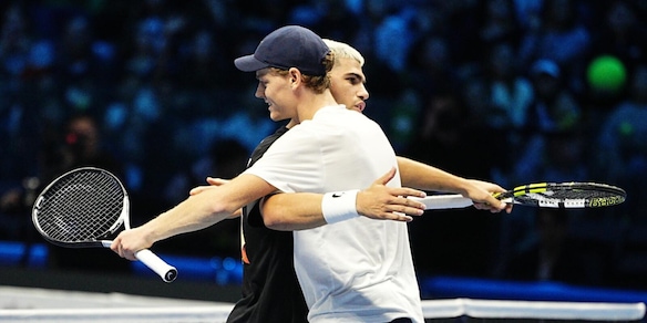 Sinner e Alcaraz, che show l'allenamento insieme alle Atp Finals: l'abbraccio da brividi tra i due rivali