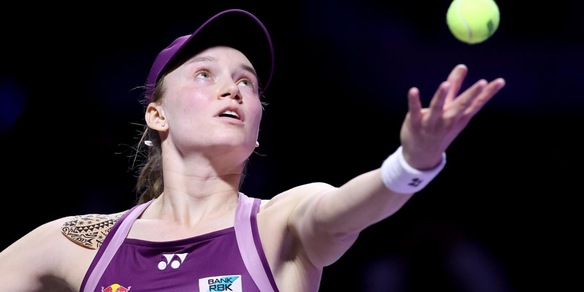 Il giallo della premiazione alle Wta Finals: Rybakina si allontana e non fa le foto di rito, la spiegazione