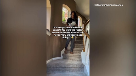 Marion Jones mostra la sua difficoltà a scendere le scale