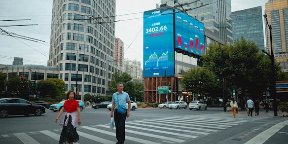 Borsa: Hong Kong positiva, apre a +0,24%