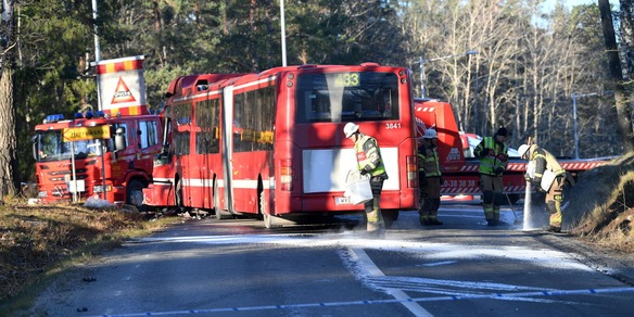 Bus si schianta contro una fermata a Stoccolma, 'diversi morti'