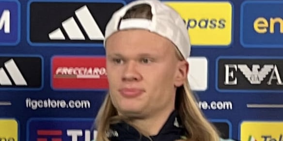 Haaland in diretta col cappello snobba Pio Esposito e il Milan: "Non lo conosco e a San Siro ricordo i Coldplay..."