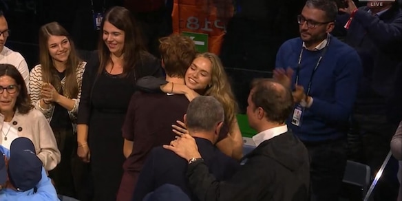 Sinner e il mancato bacio in diretta tv con la fidanzata Laila dopo il trionfo alle Atp Finals: solo un abbraccio tra i due