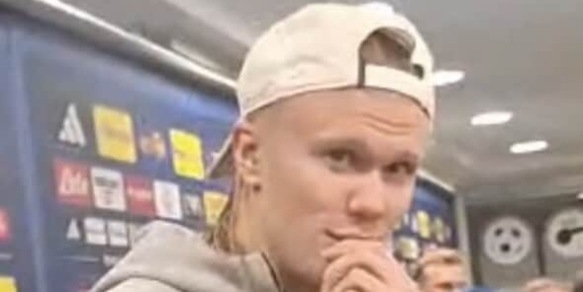 Cappellino, selfie in campo e chupa chups: il sorriso beffardo di Haaland a Milano Cappellino, selfie in campo e chupa chups: il sorriso beffardo di Haaland a Milano