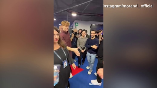 Gianni Morandi incontra Sinner: ecco l'abbraccio tra i due