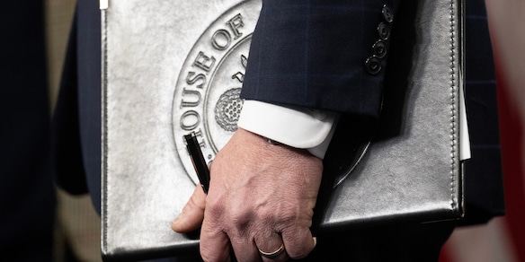 Camera Usa approva legge per divulgare file Epstein