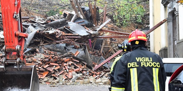 Frana travolge case, Procura indaga per disastro e omicidio
