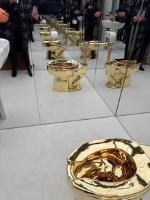 Museo delle stranezze compra il wc d'oro di Cattelan