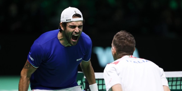 Berrettini conquista il primo punto per l'Italia, si emoziona e chiede scusa al pubblico: "Me la sono complicata..."