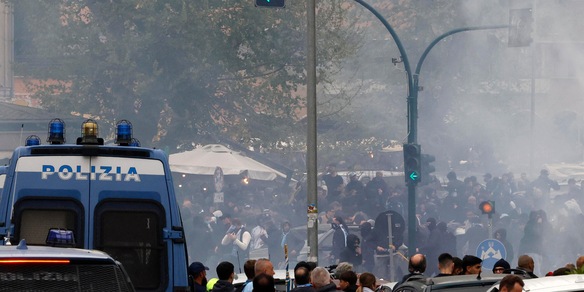 Scontri ultras Bologna e forze ordine fuori stadio Udine