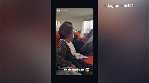 Tenerezza Balotelli: l'attaccante legge una fiaba al nipote