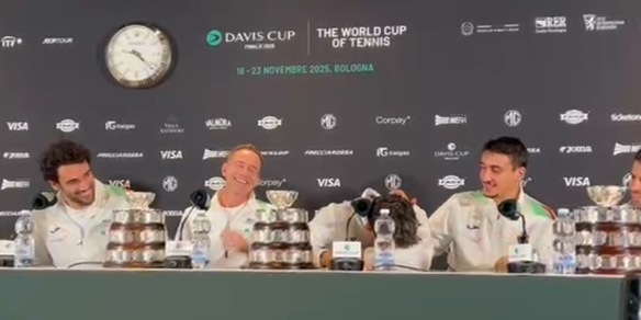 Cobolli scoppia a ridere e i compagni lo prendono in giro: "Sei ubriaco..."