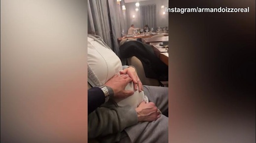 Izzo accarezza il pancino della "sua" Raffaella