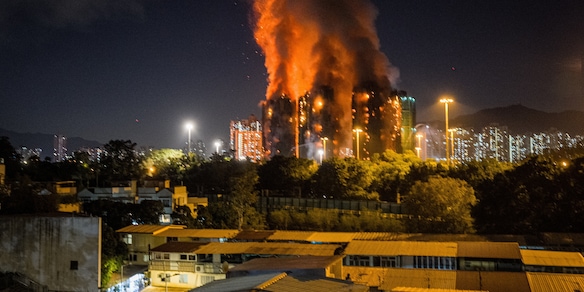 Maxi incendio ad Hong Kong, grattacieli in fiamme, quattro morti