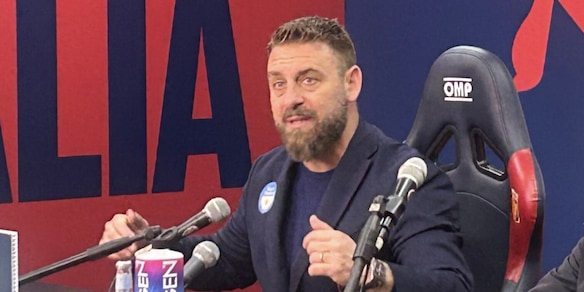 De Rossi e la risposta al giornalista che fa ridere tutti: “Pasta al pesto o cacio e pepe? C’è mia moglie…”