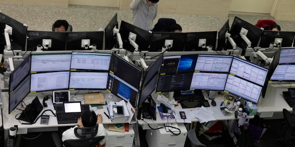 Borsa: l'Asia chiude contrastata, attesa per la Fed