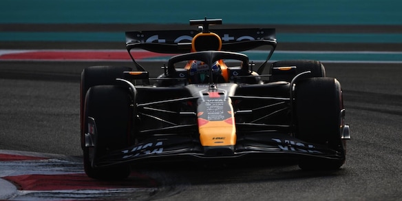 F1, Qualifiche Abu Dhabi: pole Verstappen davanti le McLaren, disastro Hamilton e Leclerc quinto