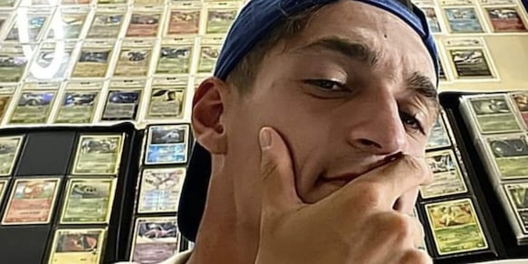 Atmane e il regalo da Babbo Natale per un bimbo di 4 anni: le carte Pokémon commuovono tutti