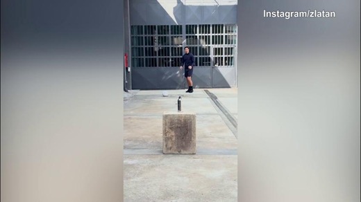 Ibra, che precisione! Lo svedese centra la bottiglia in pieno...