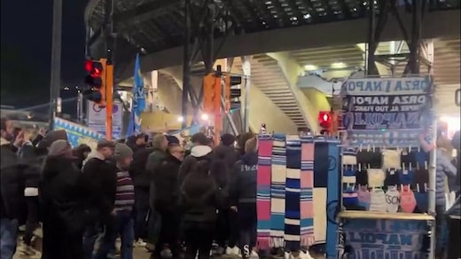 Napoli-Juve, l'arrivo dei due pullman al "Maradona"