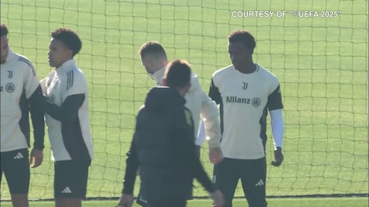 Juve, McKennie diventa massaggiatore