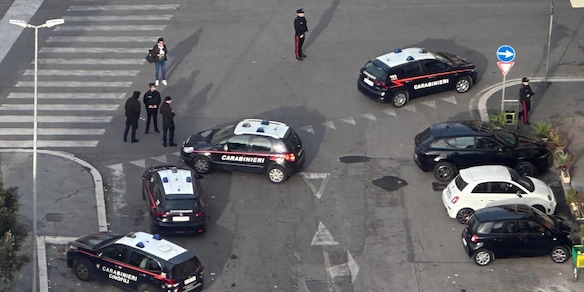 Una ragazza denuncia, 'mi hanno violentata fuori dalla metro a Roma'