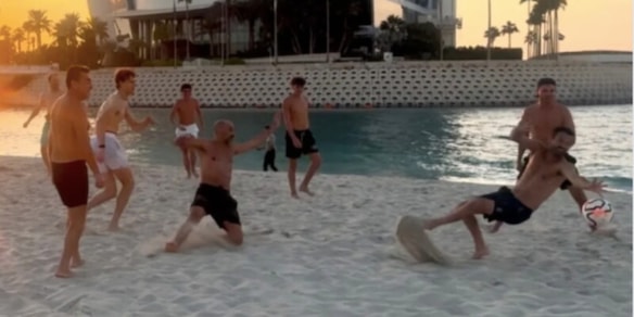 Sinner show in spiaggia a Dubai, ma Vagnozzi di più: e tagga Donnarumma...