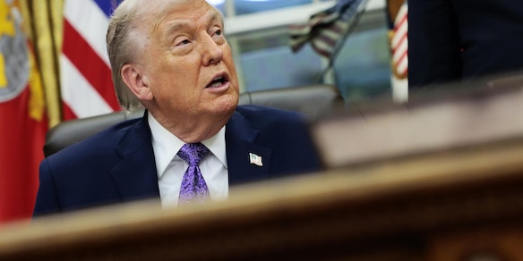 Dem pubblicano nuove foto di Epstein con Trump, Clinton, Bannon e Gates