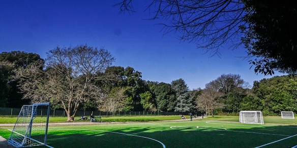 Dopo insulti e minacce, arbitro colpito al volto da un calciatore