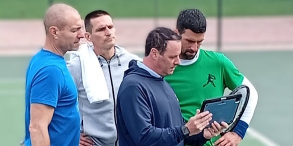 Il guru della medicina assunto da Djokovic per sfidare Sinner e Alcaraz: la scelta fa il giro del mondo