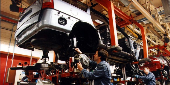 Domani il pacchetto Ue sull'auto, ammorbidito lo stop ai motori termici dal 2035