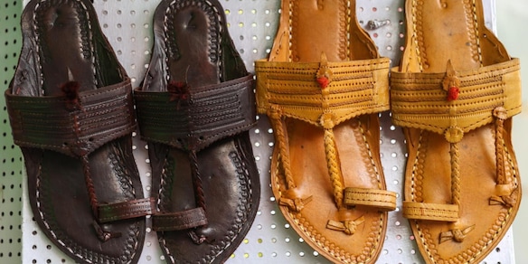 Prada lancia la collezione di sandali indiani artigianali ma il prezzo non è per tutti