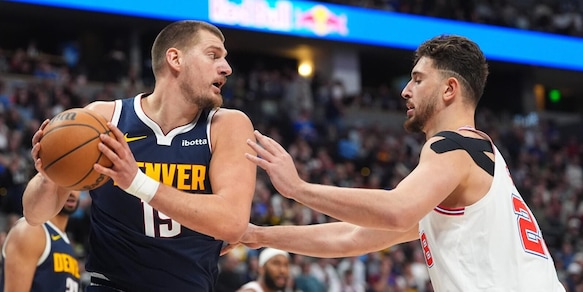 Nba, super Jokic trascina Denver: tripla doppia da urlo, Houston ko. Colpo Detroit a Boston