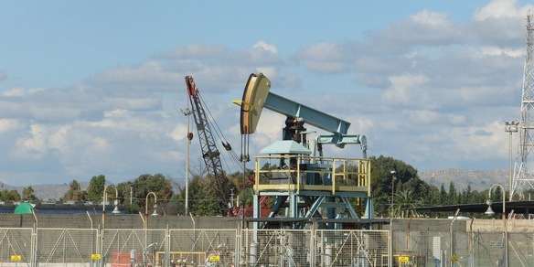 Petrolio in rialzo, Wti a 56,03 dollari (+0,76%)