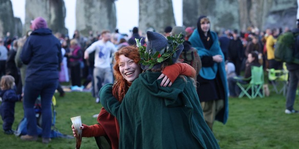 In migliaia a Stonehenge celebrano il solstizio d'inverno