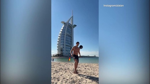 Ibra, la rovesciata in spiaggia è uno spettacolo