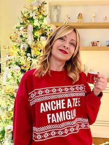 Gli auguri social di Meloni, sul maglione 'anche a te e famiglia'