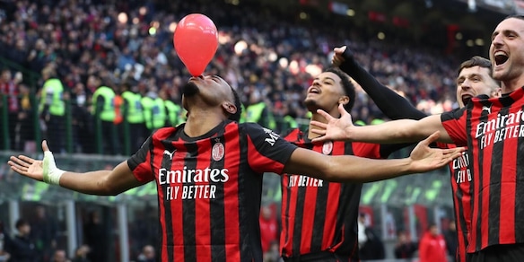 Il Milan vola in testa: Nkunku decisivo, Verona spazzato via con tre gol