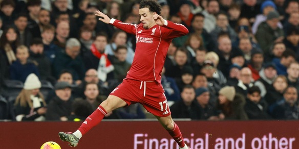 Il tecnico del Liverpool Arne Slot elogia la disponibilità di Jones