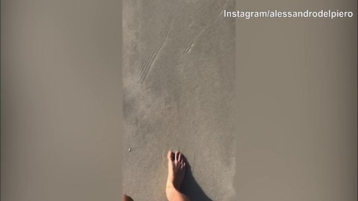 Passaggiata in riva all'acqua per Alex Del Piero