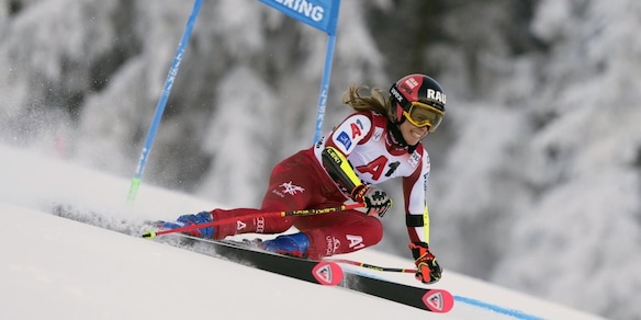 Sci, la Liensberger cade in allenamento: grave infortunio al ginocchio, addio Olimpiadi