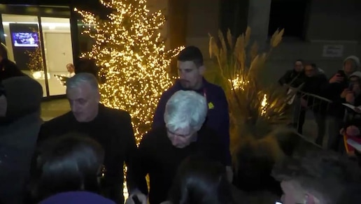 Un salame, un quadro e tanto affetto: così i tifosi dell'Atalanta hanno accolto Gasperini