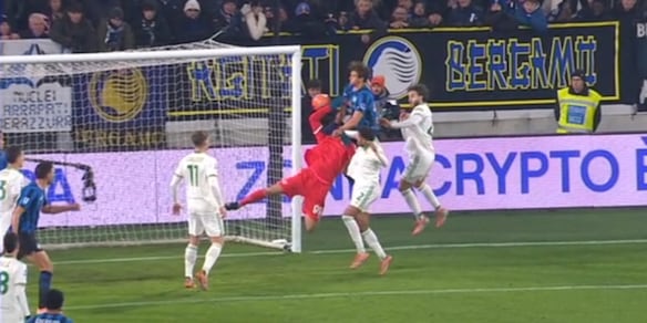 Scalvini sblocca Atalanta-Roma ma il contatto con Svilar fa discutere