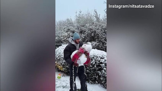 A Parigi nevica, Kvara si diverte con il pupazzo di neve
