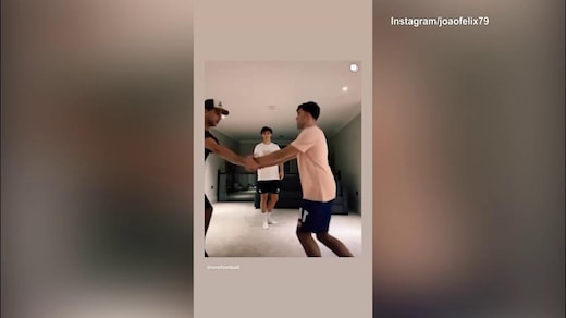 Joao Felix, che scherzo all'amico